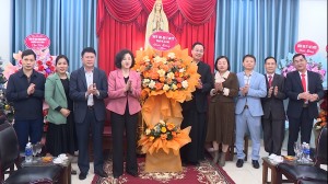 Các đồng chí lãnh đạo thành phố thăm, chúc mừng các giáo xứ nhân dịp Giáng sinh 2024