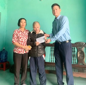 Phường Hà Khánh thăm, tặng quà Nhân kỷ niệm Ngày Quốc tế người khuyết tật