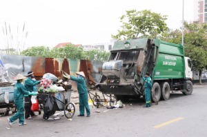 Công nhân vệ sinh môi trường vất vả thu gom rác thải sau Tết Nguyên đán 2024.