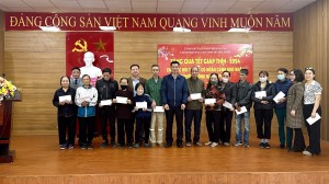 Tặng quà Tết cho hộ có hoàn cảnh khó khăn