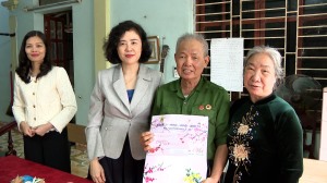 Đồng chí PBT Thành ủy Vũ Thị Mai Anh thăm, chúc Tết, tặng quà các gia đình chính sách
