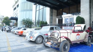 Đoàn 22 xe ô tô cổ nổi tiếng thế giới đến Hạ Long