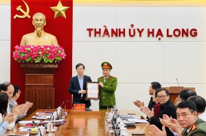 Trao quyết định chuẩn y kết quả bầu Ủy viên BTV Thành ủy Hạ Long cho đồng chí Nguyễn Duy Dũng, Trưởng Công an thành phố