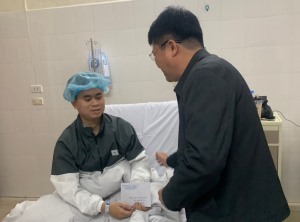 Đồng chí Nguyễn Ngọc Sơn, PCT UBND thành phố thăm hỏi chiến sỹ công an bị thương khi làm nhiệm vụ