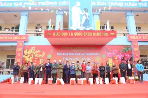 "Tết nhân ái, xuân yêu thương" tại phường Tuần Châu trao 350 suất quà tết, tổng trị giá 115 triệu đồng.
