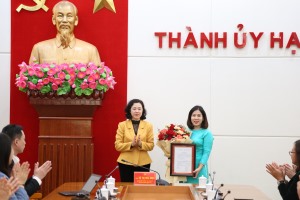 Trao quyết định tiếp nhận và bổ nhiệm cán bộ