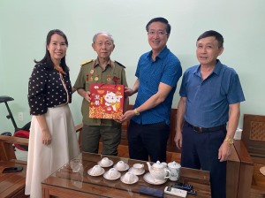 Phường Hồng Gai: Tặng quà các chiến sĩ trực tiếp tham gia chiến dịch Điên Biên Phủ