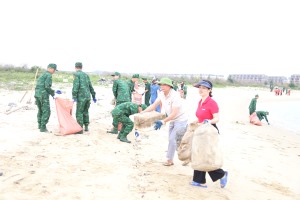 Dọn vệ sinh môi trường vì một “Hạ Long - kiểu mẫu, hiện đại, giàu đẹp, văn minh, nghĩa tình”.