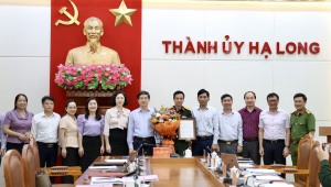 BTV Thành uỷ trao Quyết định chỉ định Thượng tá Vũ Quang Tính, Chỉ huy trưởng BCH Quân sự TP tham gia BTV, BCH Đảng bộ thành phố