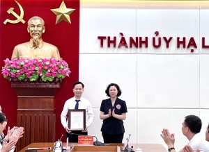 Trao các quyết định của BTV Thành ủy về công tác cán bộ