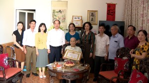 Đồng chí Phó Bí thư Thường trực Thành ủy trao huy hiệu Đảng cho Đảng viên 80 năm tuổi Đảng