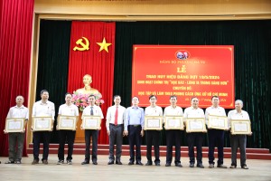 Đảng bộ phường Hà Tu trao tặng huy hiệu Đảng đợt 19/5/2024