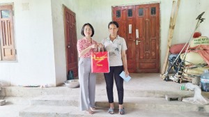Hạ Long thăm, tặng quà người bị tai nạn lao động tại xã Kỳ Thượng