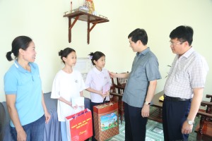 Các đồng chí lãnh đạo thành phố tặng quà, chúc tết thiếu nhi 
