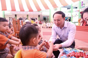 Đồng chí Bí thư Tỉnh ủy Nguyễn Xuân Ký thăm, tặng quà các cháu thiếu nhi trường mầm non Bãi Cháy