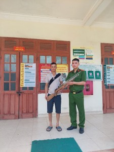 Công an xã Đồng Lâm: Tăng cường vận động nhân dân giao nộp vũ khí, vật liệu nổ, công cụ hỗ trợ.