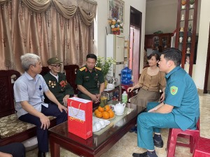 Phường Hoành Bồ: Thăm, tặng quà CCB tham gia chiến dịch Điện Biên Phủ