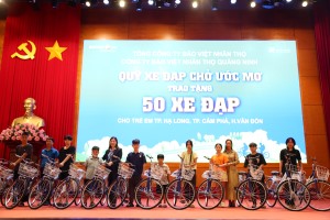 “Hành trình cam kết - Hiện thực ước mơ”: vinh danh, tặng quà và xe đạp cho học sinh giỏi vượt khó