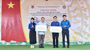 Chương trình khám mắt, phát thuốc miễn phí cho trẻ em, tặng quà cho người dân có hoàn cảnh khó khăn xã Tân Dân.