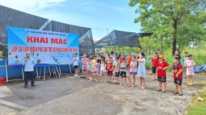 Phường Hoành Bồ khai mạc lớp bơi miễn phí cho trẻ em có hoàn cảnh khó khăn