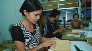 Người "tái sinh" những trang sách cũ