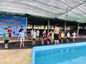 Xã Dân Chủ khai mạc lớp bơi miễn phí cho thanh thiếu nhi, học sinh 