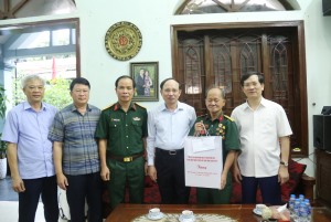 Đồng chí Bí thư Tỉnh ủy thăm, tặng quà Mẹ Việt Nam Anh hùng, thương binh và gia đình chính sách