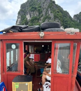 Xử phạt nhóm người tổ chức tour 'chui' trên vịnh Hạ Long