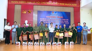 Trao quà cho Cựu TNXP và con đẻ nạn nhân chất độc hóa học tại xã Lê Lợi