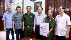 Lãnh đạo Tỉnh, Thành phố thăm, tặng quà gia đình chính sách và người có công nhân ngày 27/7