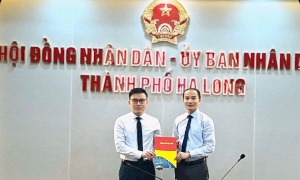 Trao quyết định của UBND TP bổ nhiệm ông Lê Hữu Nghĩa, Giám đốc Trung tâm phát triển quỹ đất TP giữ chức vụ Trưởng phòng Tài chính – Kế hoạch TP