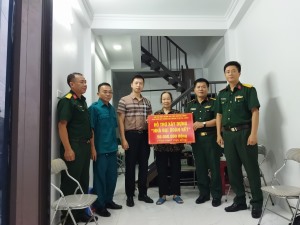 Bàn giao nhà Đại đoàn kết cho gia đình chính sách tại phường Hồng Gai