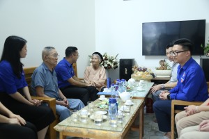 Thành đoàn Hạ Long thăm, tặng quà mẹ VNAH Nguyễn Thị Thực