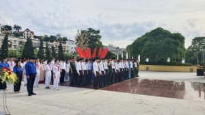  Đoàn đại biểu Tỉnh và TP Hạ Long dâng hương tại Đài tưởng niệm các Anh hùng liệt sĩ và Tượng đài đồng chí Vũ Văn Hiếu