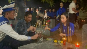 TP Hạ Long: Thắp nến tri ân các anh hùng liệt sỹ.