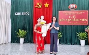 Đồng chí Phó Bí thư TT Thành ủy Vũ Thị Mai Anh dự sinh hoạt chi bộ tại khu phố 2, phường Việt Hưng