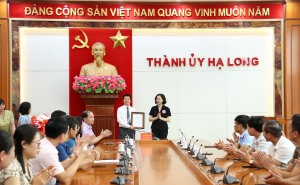 Trao quyết định bổ nhiệm Phó Trưởng Ban Tổ chức Thành uỷ.