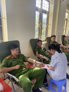 Người dân phường Hà Trung, trao gửi yêu thương qua những giọt máu hồng.