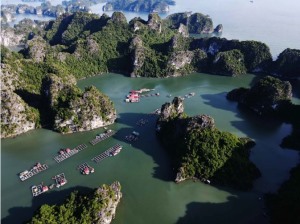 Khách quốc tế chèo kayak ngắm làng chài nổi trong lòng di sản thế giới