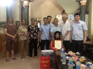 Lãnh đạo TP Hạ Long thăm, tặng quà các cụ 100 tuổi.
