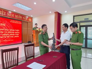 Hạ Long; Tuyên truyền, phổ biến, giáo dục pháp luật; vận động toàn dân giao nộp và phòng ngừa, đấu tranh tội phạm, vi phạm về vũ khí, vật liệu nổ, công cụ hỗ trợ và pháo. 