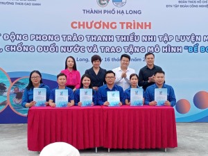 Phát động phong trào thanh thiếu nhi học bơi phòng, chống đuối nước và trao tặng mô hình “Bể bơi cho em”.