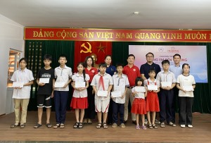 Công ty Bảo hiểm Prudential và nhà hảo tâm trao 22 suất học bổng cho trẻ em có hoàn cảnh khó khăn của TP Hạ Long
