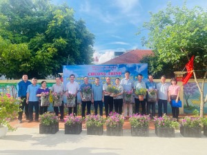 Phường Giếng Đáy trao tặng hoa giống cho các khu phố trên địa bàn