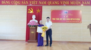 Đảng bộ phường Hà Khẩu tổ chức trao huy hiệu Đảng đợt 2/9/2024