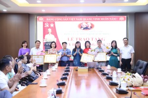 Đảng bộ các đơn vị kinh tế tư nhân TP tổ chức trao Huy hiệu Đảng đợt 2/9/2024