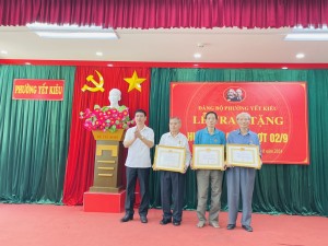 Đảng bộ phường Yết Kiêu tổ chức Lễ trao tặng Huy hiệu Đảng đợt 02/9/2024