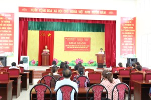 Khai giảng lớp đào tạo nghề thêu thổ cẩm cho lao động xã Tân Dân.