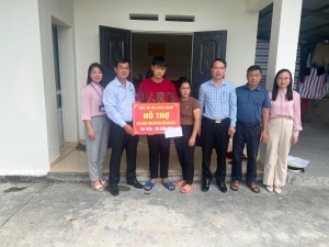 Xã Thống Nhất trao tiền hỗ trợ sửa chữa nhà ở cho hộ khó khăn