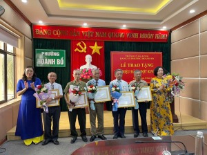 Đảng bộ phường Hoành Bồ trao Huy hiệu Đảng đợt 2-9